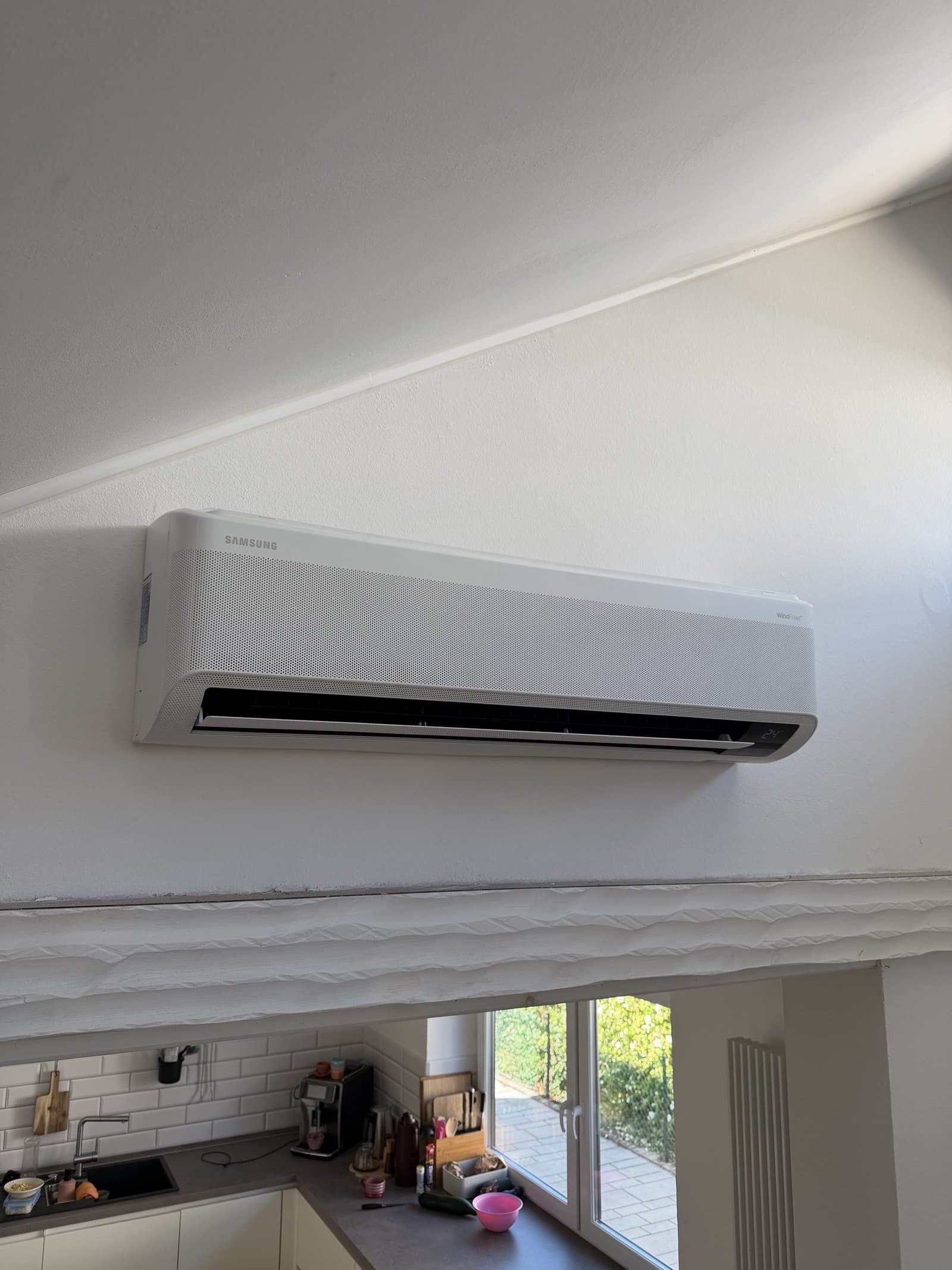 Multi-Split-Klimaanlage Innengerät, montiert in der Küche unter der Dachschräge, Einfamilienhaus in Neuhofen